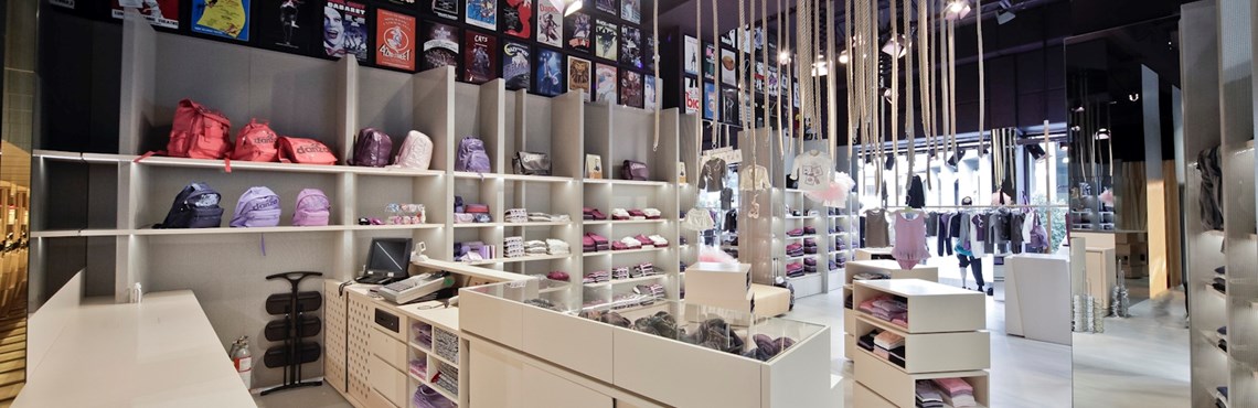 How to decorate  a clothing store in 4 steps